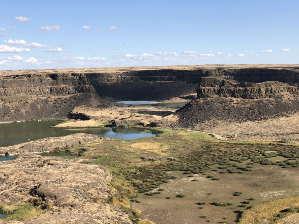 Dry Falls where 200 ft basalt lava flows tower of small lakes
