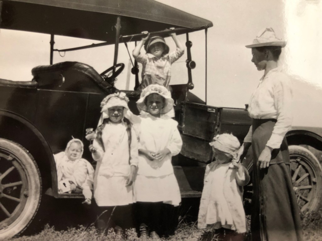 Front: Uncle Dee, Mildred, Inez, Ella, Gramma Sophie
Back: my dad, about 19 ©