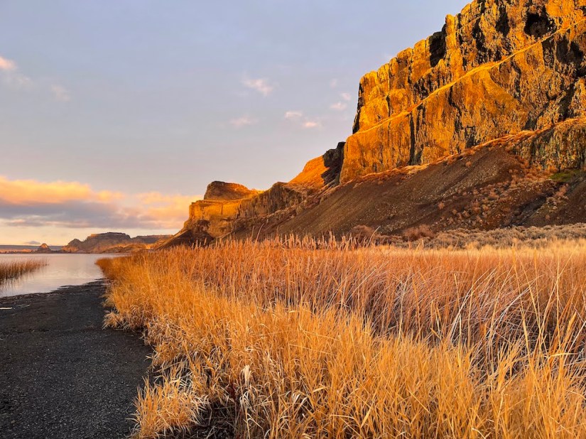 Banks Lake at Steamboat Rock State Park in December at sunset.