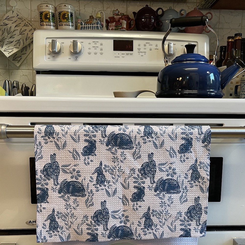 Kitchen towel Blue-Toile-de-Jouy_rabbits-in the garden; Sheri42